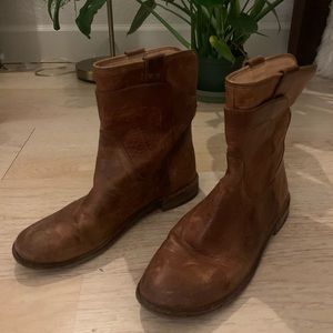 Frye flat cowgirl short boots